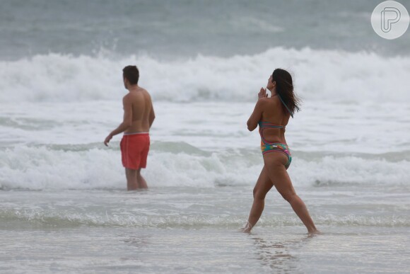 Carol Castro aproveitou a praia da Joatinga na tarde desta segunda-feira, dia 14 de março de 2016