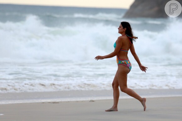 Carol Castro aproveitou a praia da Joatinga na tarde desta segunda-feira, dia 14 de março de 2016