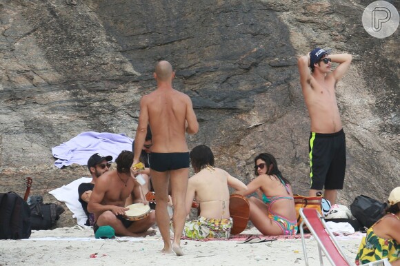 Carol Castro aproveitou a praia da Joatinga na tarde desta segunda-feira, dia 14 de março de 2016