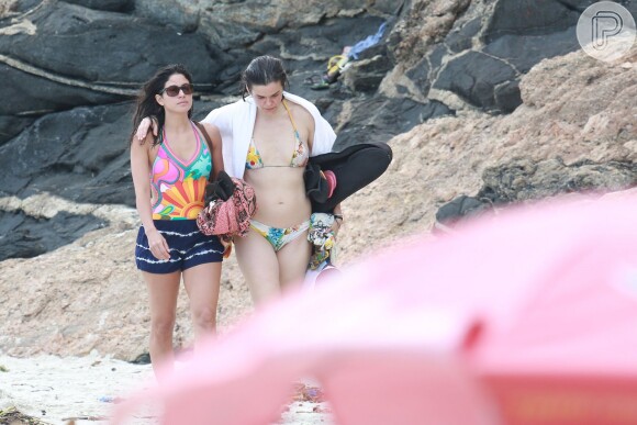 Carol Castro aproveitou a praia da Joatinga na tarde desta segunda-feira, dia 14 de março de 2016