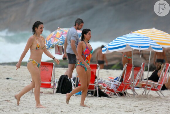 Carol Castro aproveitou a praia da Joatinga na tarde desta segunda-feira, dia 14 de março de 2016