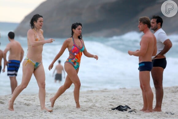 Carol Castro aproveitou a praia da Joatinga na tarde desta segunda-feira, dia 14 de março de 2016