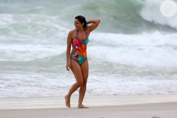 Carol Castro aproveitou a praia da Joatinga na tarde desta segunda-feira, dia 14 de março de 2016