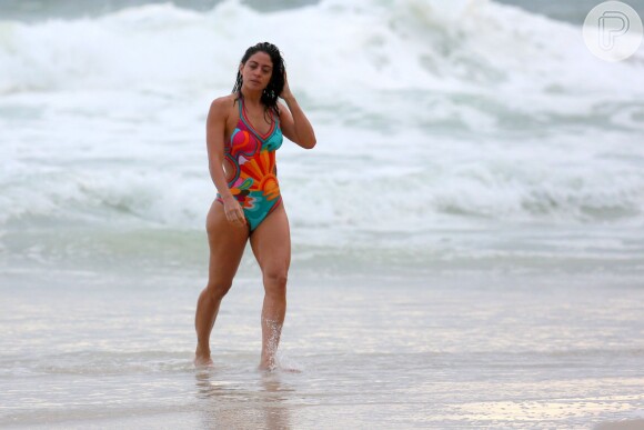 Carol Castro aproveitou a praia da Joatinga na tarde desta segunda-feira, dia 14 de março de 2016