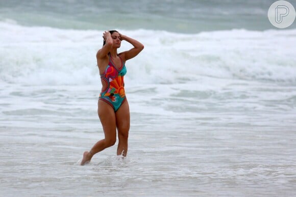 Carol Castro aproveitou a praia da Joatinga na tarde desta segunda-feira, dia 14 de março de 2016