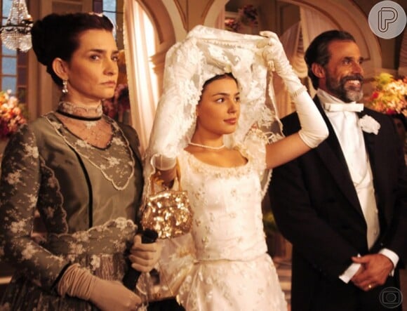Isis Valverde estreou na TV vivendo a misteriosa Ana do Véu no remake de 'Sinhá Moça' (2006)