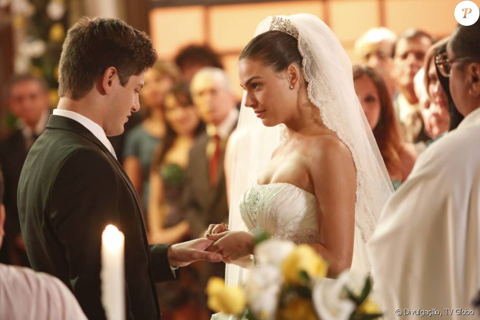 Isis Valverde Em Cena De Avenida Brasil 2012 Como A Suellen Casando Se Com Roni Daniel Rocha Purepeople