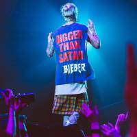 Justin Bieber usa camiseta com frase polêmica em show: 'Maior que satã'