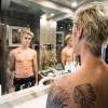 Justin Bieber posou sem camisa na frente do espelho e deixou seus fãs babando