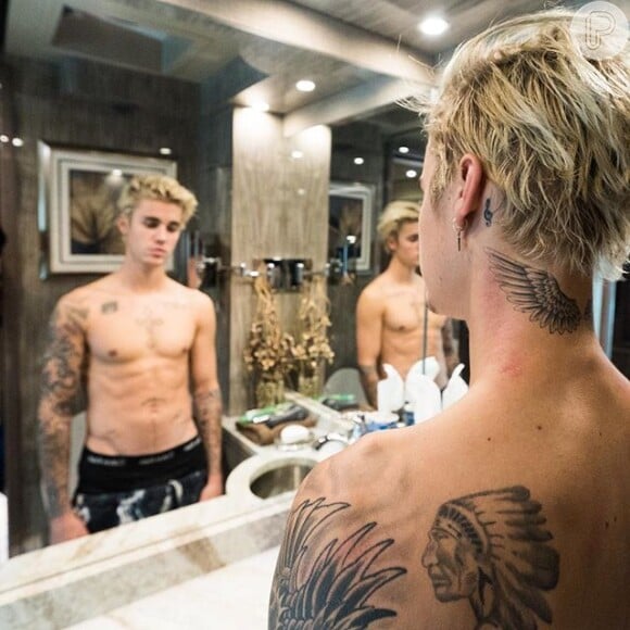 Justin Bieber posou sem camisa na frente do espelho e deixou seus fãs babando