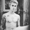 Justin Bieber exibiu seu tanquinho e algumas de suas várias tatuagens na rede social