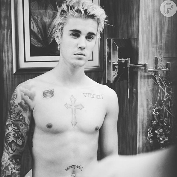 Justin Bieber exibiu seu tanquinho e algumas de suas várias tatuagens na rede social