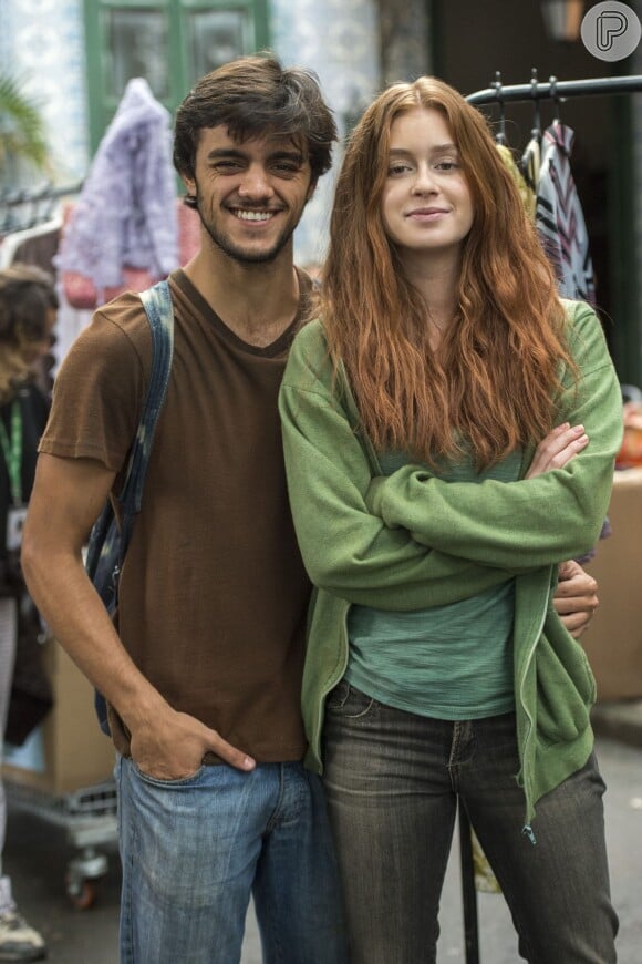 Jonatas, personagem de Felipe Simas, é apaixonado por Eliza (Marina Ruy Barbosa). 'Quando o Jonatas está com a Eliza, ele fica abobalhado', avalia o ator de 'Totalmente Demais'