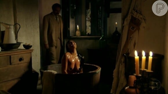 Juliana Paes apareceu nua durante banho em 'Gabriela'