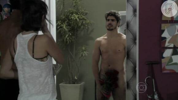 Caio Castro apareceu completamente nu - a não ser pelo buquê de flores - quando Michel foi até o apartamento de Patrícia (Maria Casadeval) fazer surpresa, na novela 'I Love Paraisópolis'