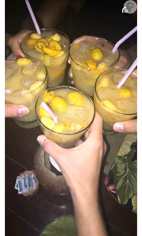 Zezé Di Camargo curte praia no Ceará com Graciele Lacerda após férias com Zilu