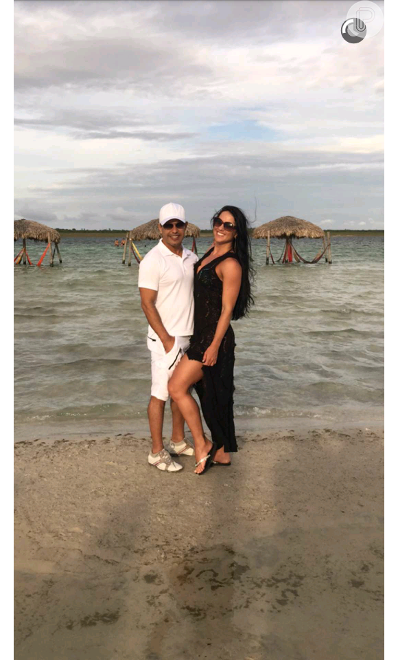 Zezé Di Camargo curte praia no Ceará com Graciele Lacerda após férias com Zilu