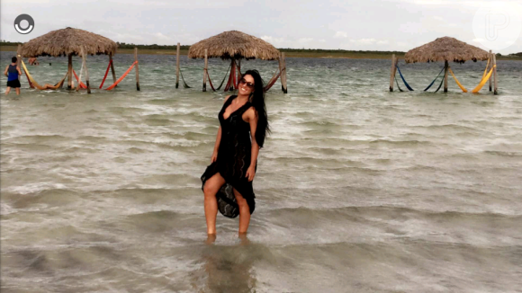 Namorada de Zezé Di Camargo, Graciele Lacerda posa em praia do Ceará