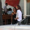 Igor Rickli e Aline Wirley trocam carinhos em frente a um restaurante do Leblon, em 26 de setembro de 2013