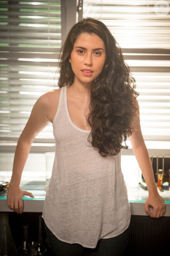 Débora (Olivia Torres) é irmã de Cassandra (Juliana Paiva), que sempre critica a falta de vaidade da estudante de química, na novela 'Totalmente Demais'