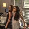 Débora (Olivia Torres) e Eliza (Marina Ruy Barbosa), a vencedora do concurso e nova garota propaganda da Bastille, posam juntas, na novela 'Totalmente Demais'