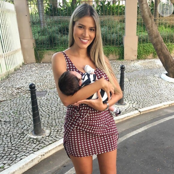 Rodrigo, de um mês de vida, é o primeiro filho do casal de ex-BBBs Adriana Sant'anna e Rodrigão