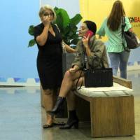 Juliana Paes aposta em bolsa de quase R$ 7 mil para passeio com a mãe. Fotos!