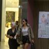 Juliana Paes passeia com a mãe, Regina, em shopping na Barra da Tijuca