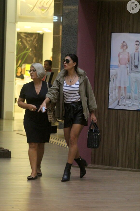 Juliana Paes passeia com a mãe, Regina, em shopping na Barra da Tijuca