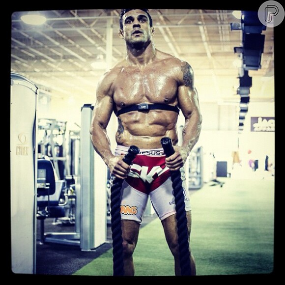 Vitor Belford comemorou os 89 kg alcançados durante seu treino, em 20 de dezembro de 2012