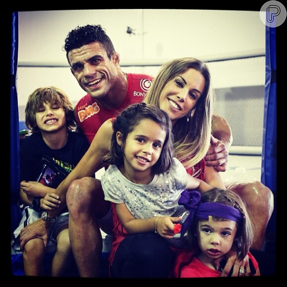 Vitor legendou assim a foto em família: 'Meus tesouros vieram me visitar', em 20 de dezembro de 2012