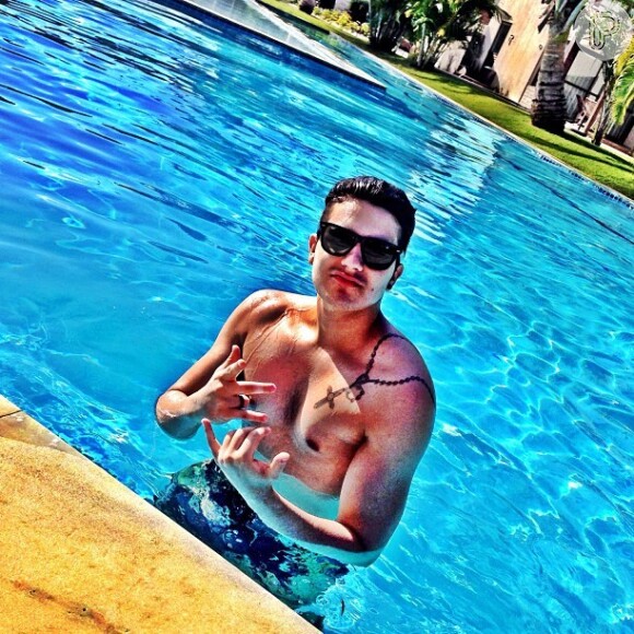 Luan Santana publica foto sem camisa dentro da piscina, exibindo o corpo em forma, nesta quinta-feira (26)