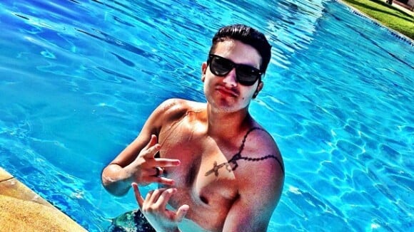 Luan Santana exibe corpo sarado em foto sem camisa dentro da piscina