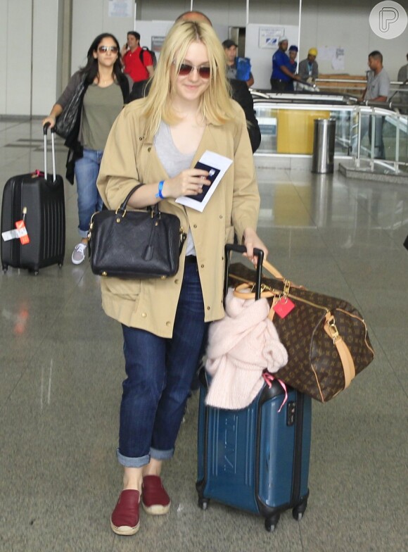 Dakota Fanning desembarca no aeroporto internacional do Rio de Janeiro, em 27 de setembro de 2013