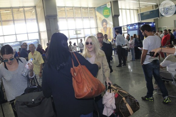 Dakota Fanning é recebida no aeroporto internacional no Rio de Janeiro