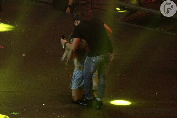 Wesley Safadão foi agarrado por uma fã no palco de seu show no Rio, nesta quinta-feira, 17 de março de 2016