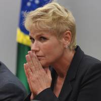 Xuxa faz críticas ao governo e ao PT e pede: 'Não falem mal da Globo'