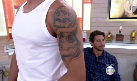 Renan, do 'BBB16', mostrou a tatuagem em forma de caveira que ele e amigos de infância têm desenhados no ombro