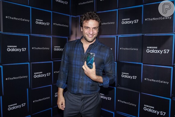 Rodrigo Lombardi diz que recebe nudes e brinca: 'Vejo todos, mas não respondo'