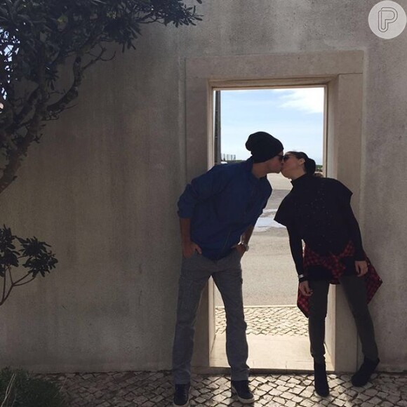 Giovanna Antonelli beija o marido durante as férias