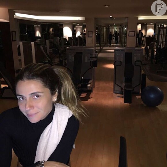Passando as férias e aniversário em Portugal, Giovanna Antonelli faz treino noturno na academia do hotel onde está hospedada