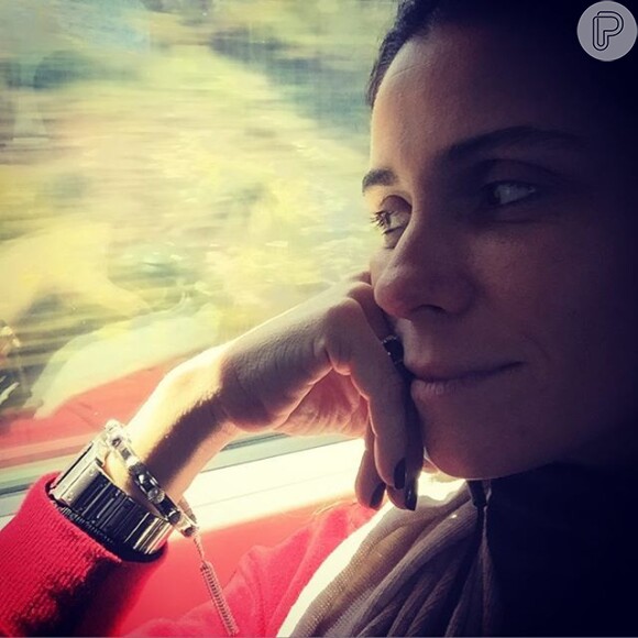 Entre os passeios em Portugal, Giovanna Antonelli anda de trem