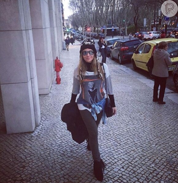 Giovanna Antonelli passeia pelas ruas de Portugal durante suas férias