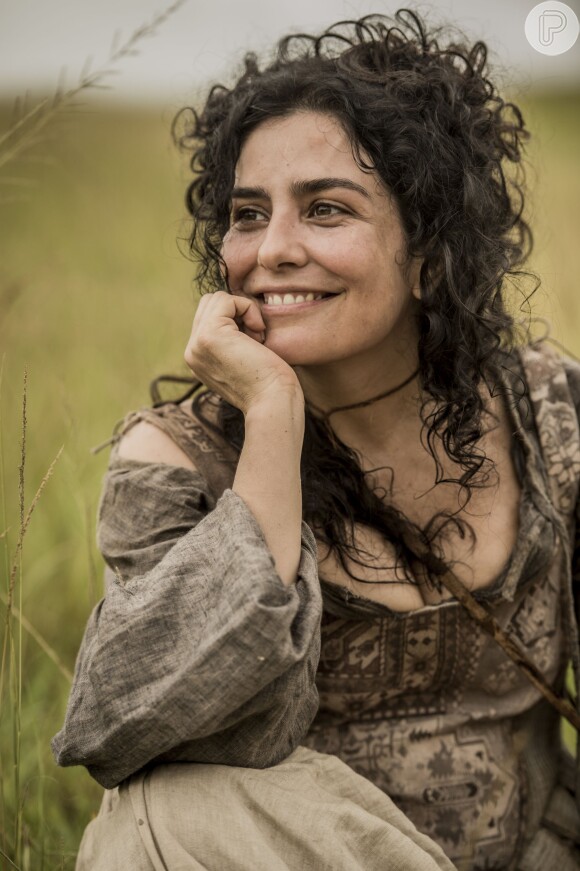 Letícia Sabatella faz participação no primeiro capítulo da novela 'Liberdade, Liberdade' como Antonia, a mãe da protagonista Joaquina (Mel Maia/ Andreia Horta)