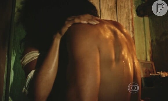 Cenas de sexo entre Afrânio (Rodrigo Santoro) e Leonor (Marina Nery) agitaram a web em capítulo da novela 'Velho Chico': 'Que pegada é essa, menino?'