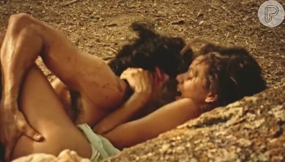 Afrânio (Rodrigo Santoro) e Leonor (Marina Nery) também transaram no meio do mato em capítulo da novela 'Velho Chico'