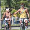 Aline Riscado foi clicada pedalando com Felipe Roque dias após negar o namoro com o ator