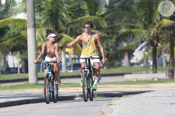 Aline Riscado foi clicada pedalando com Felipe Roque dias após negar o namoro com o ator