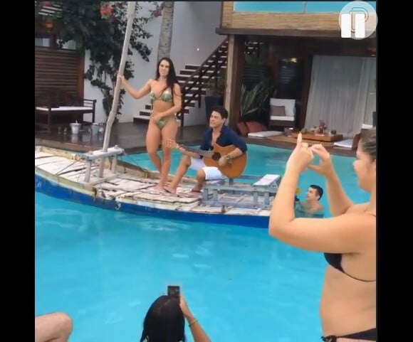 Zezé Di Camargo se apresenta em piscina de hotel no qual está hospedado com Graciele Lacerda, no Ceará, em 19 de março de 2016