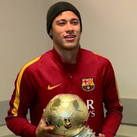 Neymar recebe troféu de melhor brasileiro no futebol europeu: 'Grande honra'